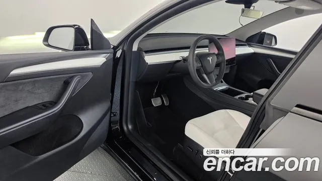 Tesla Model Y — Фото автомобиля 15