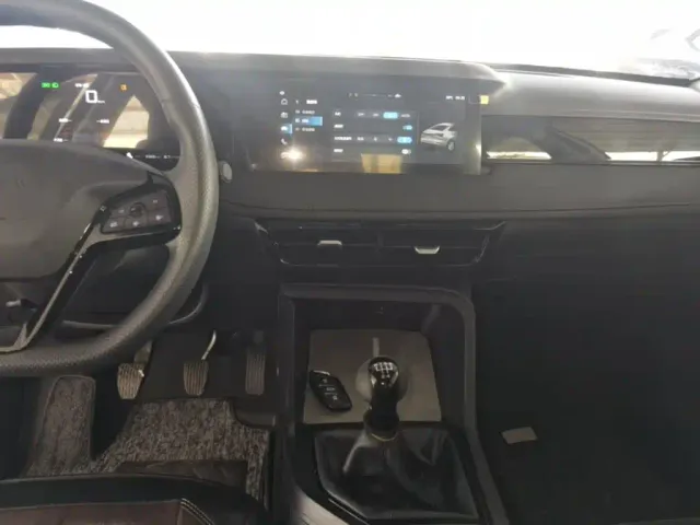 Roewe i5 — Фото автомобиля 12