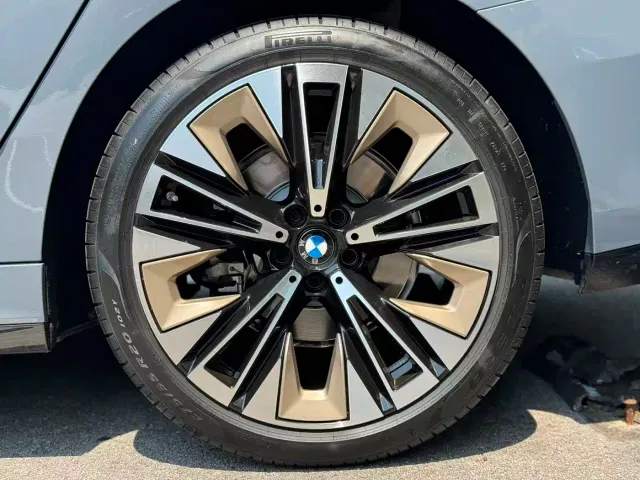 BMW 5 Series — Фото автомобиля 8