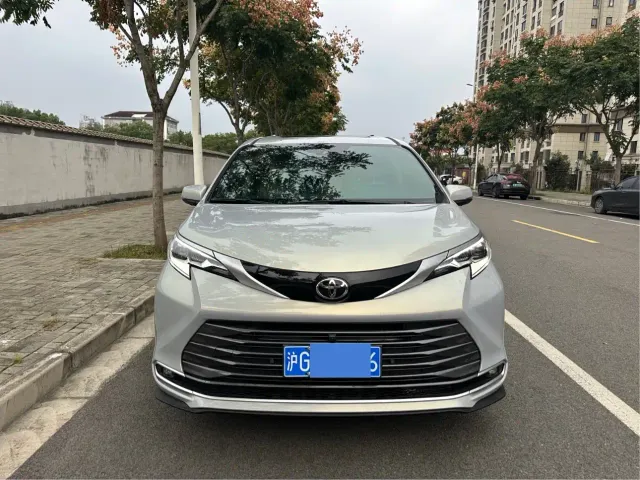 Toyota Sienna — Фото автомобиля 2