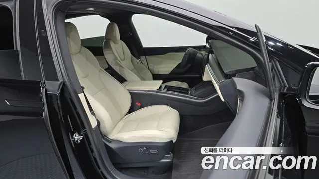 Tesla Model X — Фото автомобиля 16
