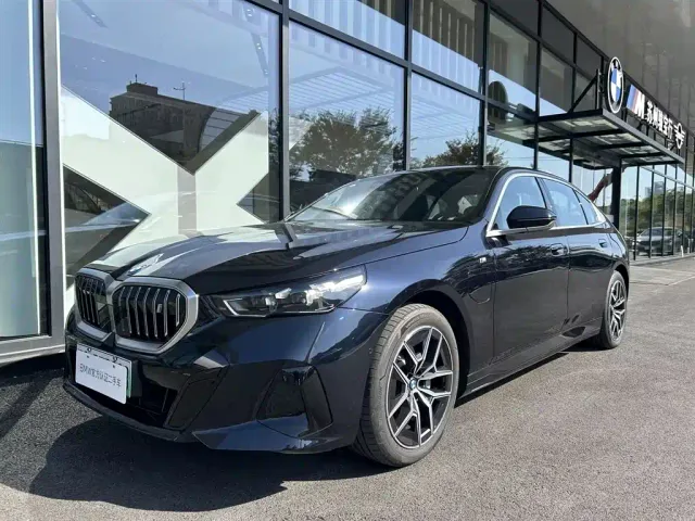 Фотография автомобиля — BMW i5