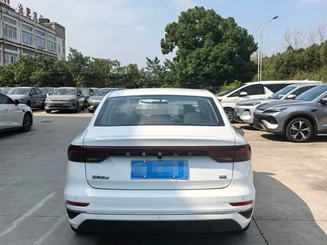 Geely Emgrand — Фото автомобиля 5