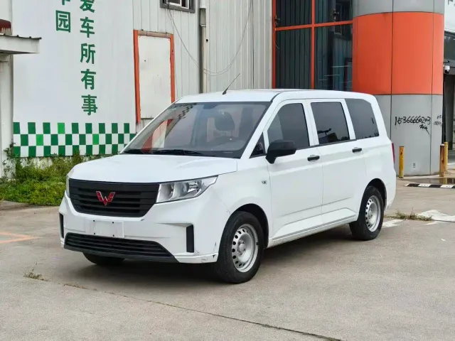 Фотография автомобиля — Wuling Hongguang Plus