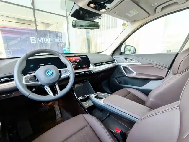 BMW iX1 — Фото автомобиля 15