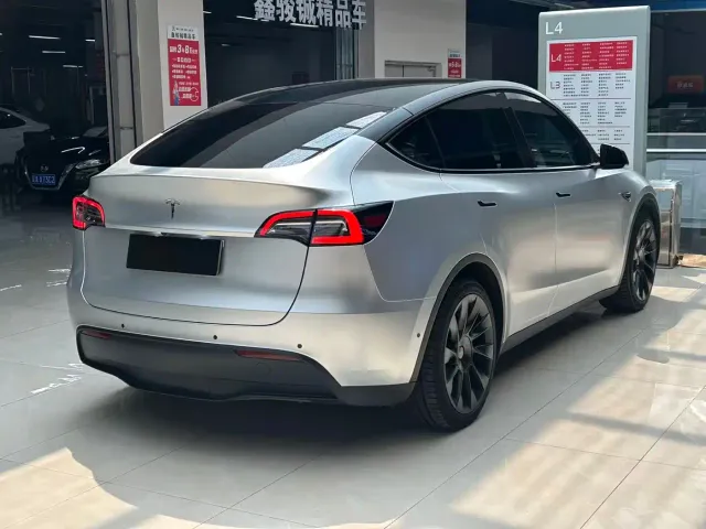 Tesla Model Y — Фото автомобиля 9
