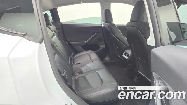 Tesla Model Y — Фото автомобиля 11