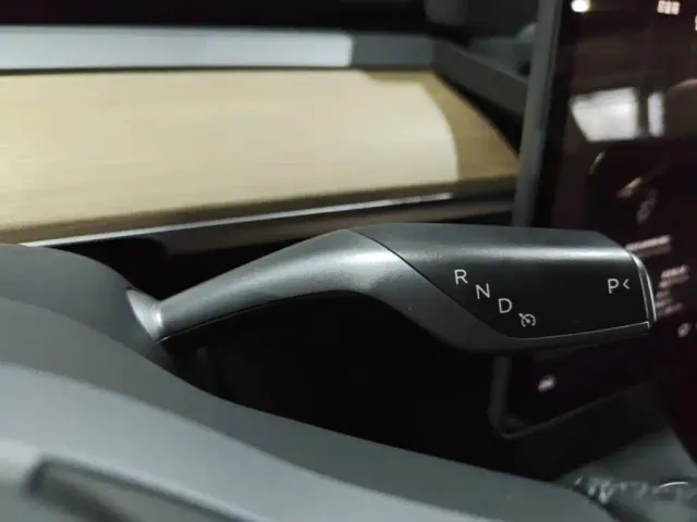 Tesla Model Y — Фото автомобиля 13