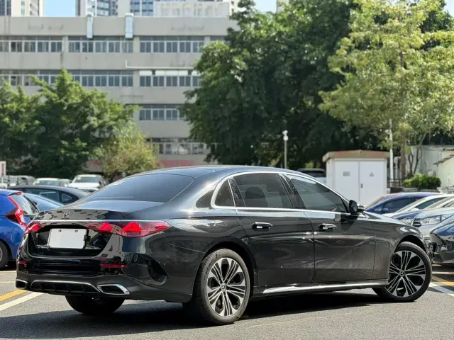 Mercedes-Benz E-Class — Фото автомобиля 3