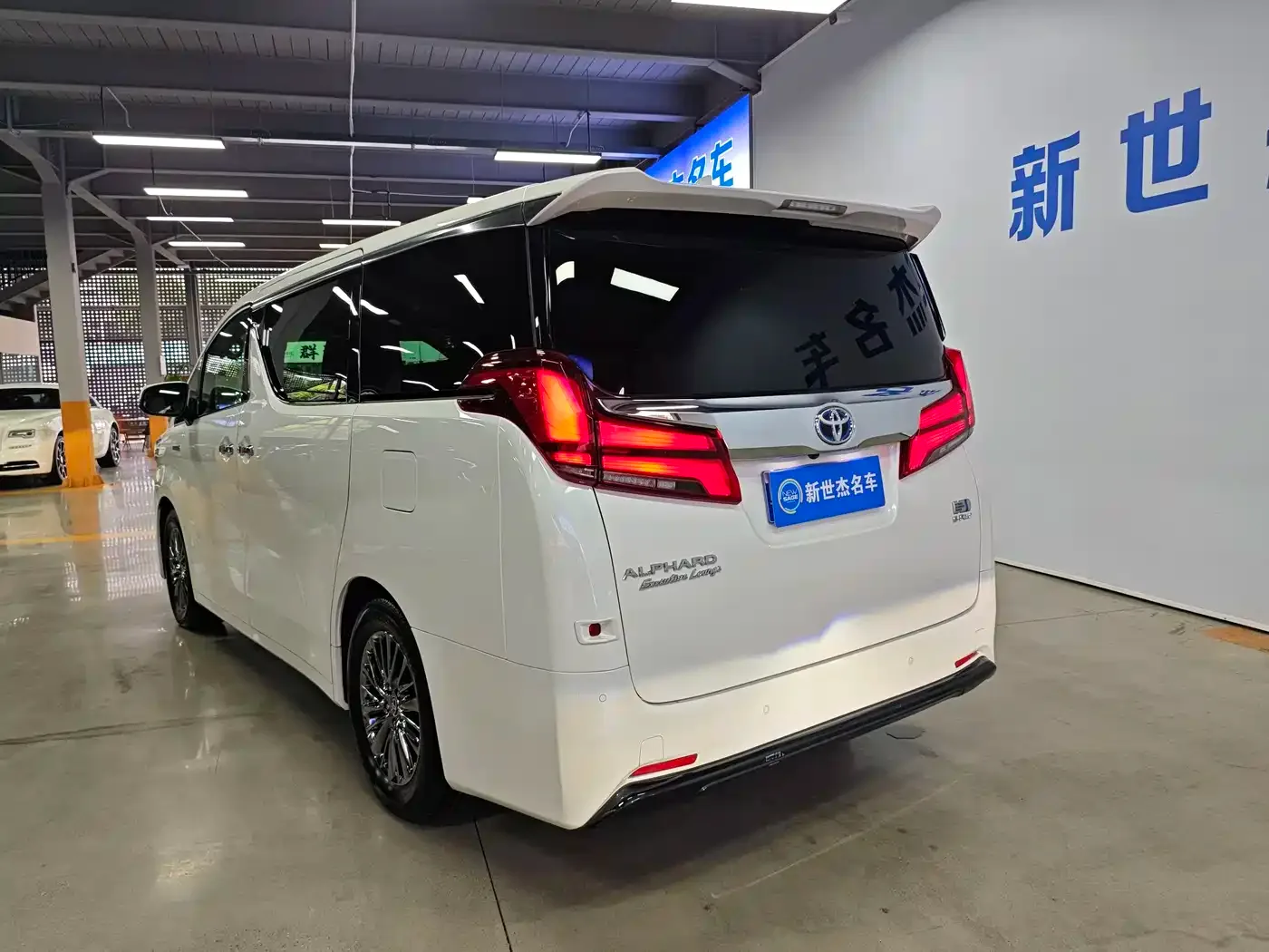 Toyota Alphard 2021 Hybrid 2.5L Premium — Фото автомобиля 17