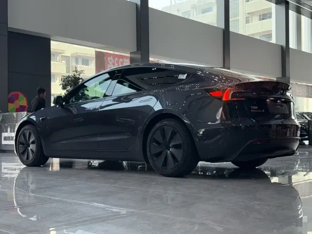 Tesla Model 3 — Фото автомобиля 10