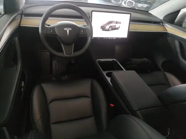 Tesla Model Y — Фото автомобиля 9