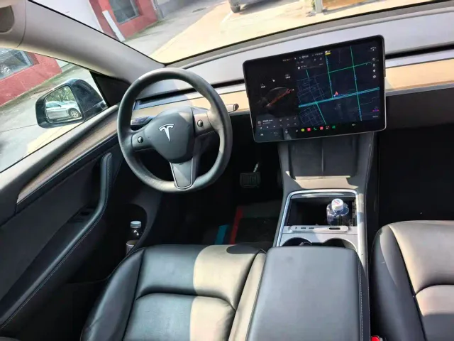 Tesla Model Y — Фото автомобиля 5