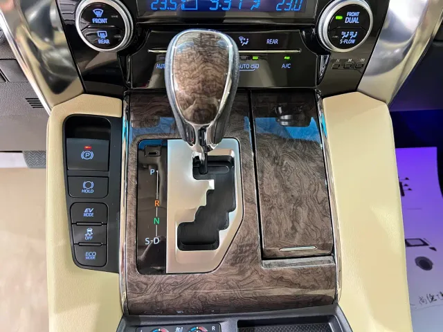 Toyota Alphard — Фото автомобиля 25