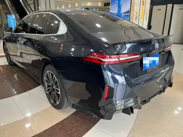 BMW 5 Series — Фото автомобиля 16