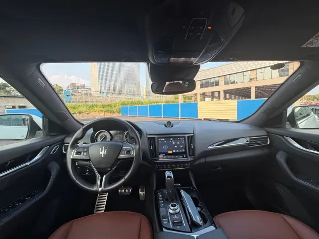 Maserati Levante — Фото автомобиля 6