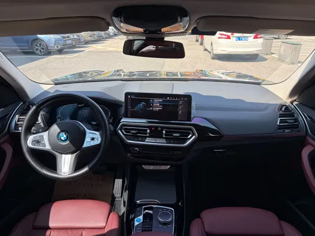 BMW iX3 — Фото автомобиля 3