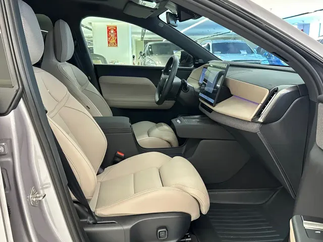 Volvo XC70 Plug-in Hybrid — Фото автомобиля 12