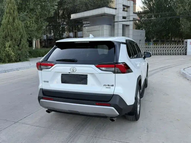 Toyota RAV4 — Фото автомобиля 8