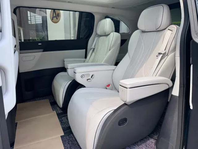 Xpeng X9 — Фото автомобиля 15