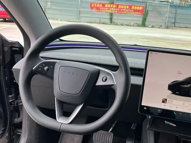 Tesla Model 3 — Фото автомобиля 9