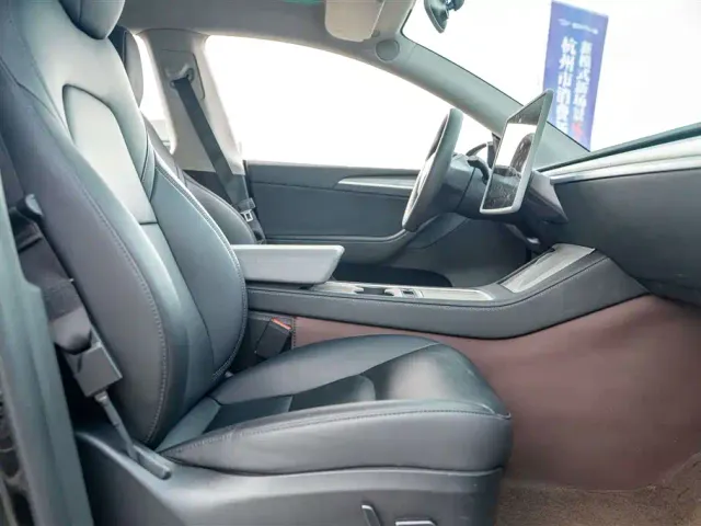 Tesla Model Y — Фото автомобиля 14