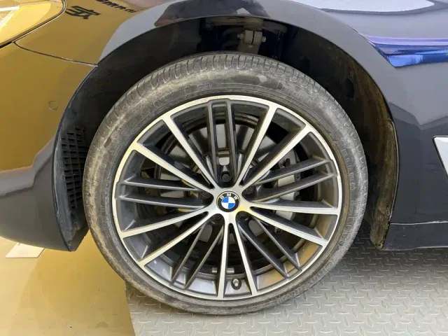 BMW 5 Series — Фото автомобиля 10