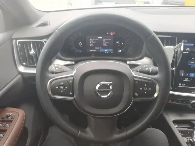 Volvo S60 — Фото автомобиля 10