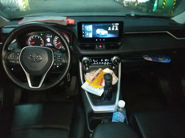 Toyota RAV4 — Фото автомобиля 11