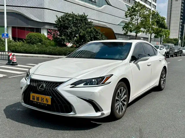 Фотография автомобиля — Lexus ES