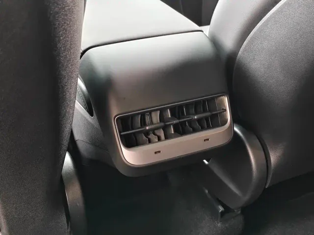 Tesla Model Y — Фото автомобиля 11