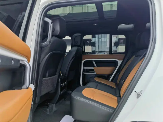 Land Rover Defender — Фото автомобиля 14
