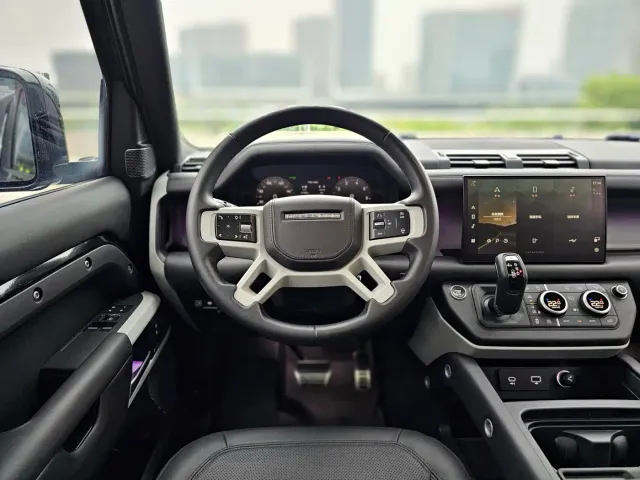 Land Rover Defender — Фото автомобиля 9