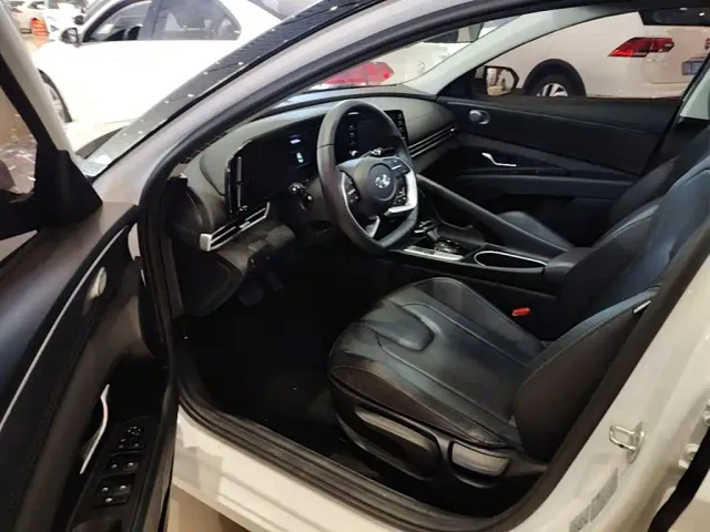 Hyundai Elantra — Фото автомобиля 15