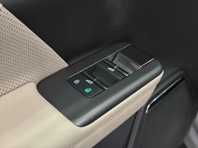 Volvo XC70 Plug-in Hybrid — Фото автомобиля 17