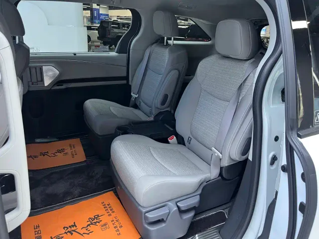 Toyota Sienna — Фото автомобиля 7