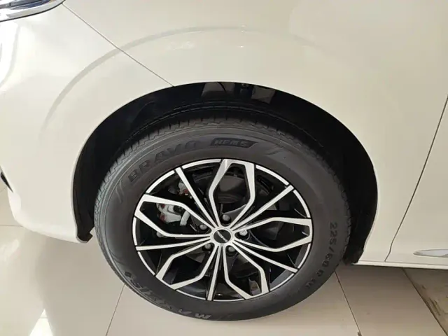 Roewe iMAX8 — Фото автомобиля 24