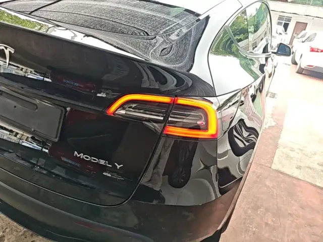 Tesla Model Y — Фото автомобиля 7