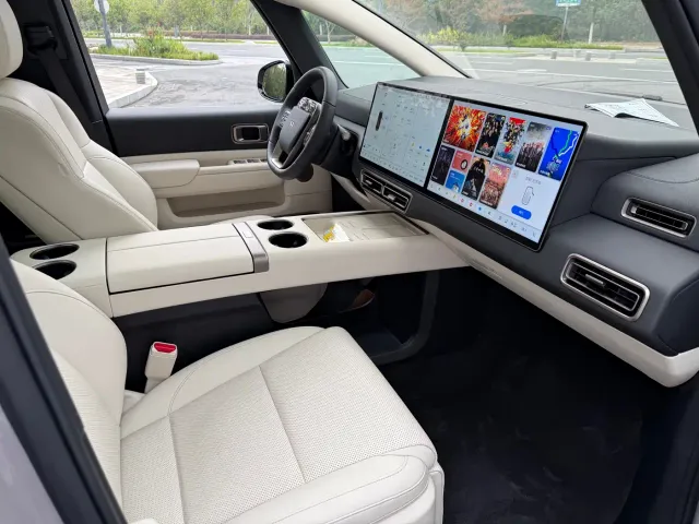 Li Auto MEGA — Фото автомобиля 16