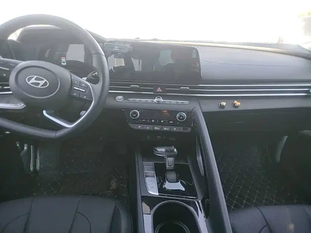 Hyundai Elantra — Фото автомобиля 12