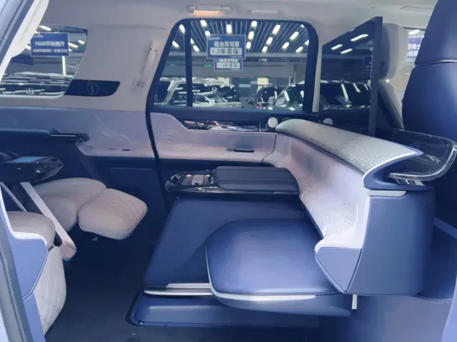 Lincoln Navigator One — Фото автомобиля 6