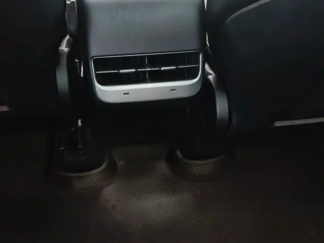 Tesla Model Y — Фото автомобиля 12