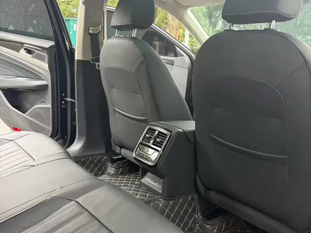 Volkswagen Passat — Фото автомобиля 6