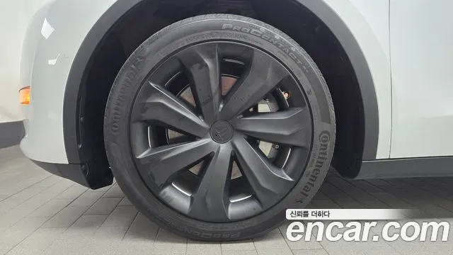 Tesla Model Y — Фото автомобиля 5