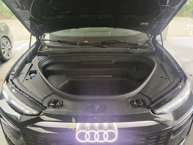 Audi Q6L e-tron — Фото автомобиля 3