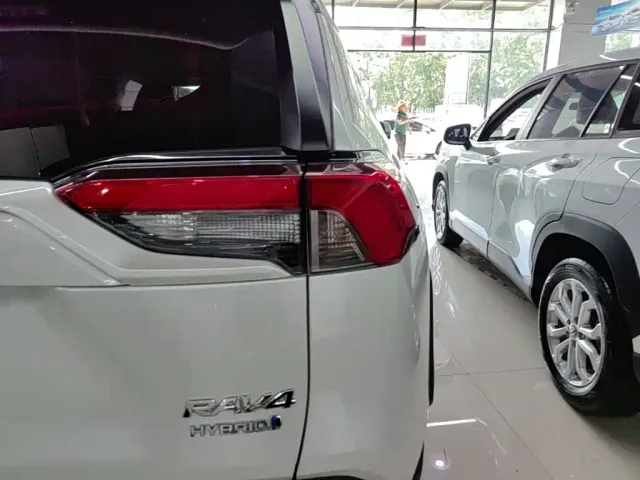 Toyota RAV4 — Фото автомобиля 7