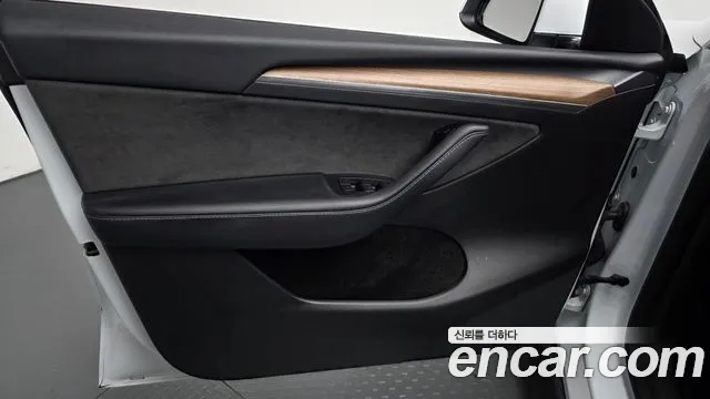 Tesla Model Y — Фото автомобиля 13