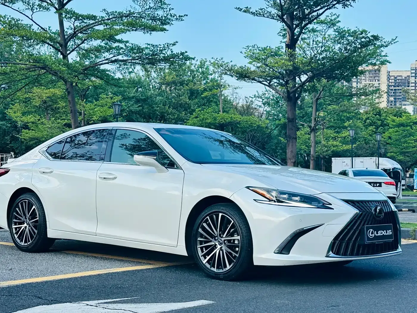Lexus Lexus ES 2022 300h Ultimate Edition — Фото автомобиля 3