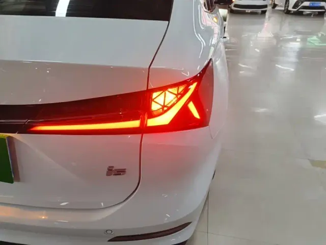 Roewe i5 — Фото автомобиля 7