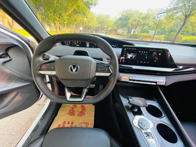 Changan Changan UNI-V 2022 1.5T Sport Edition — Фото автомобиля 9
